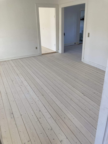 Gulvafslibning af lyse plankegulve