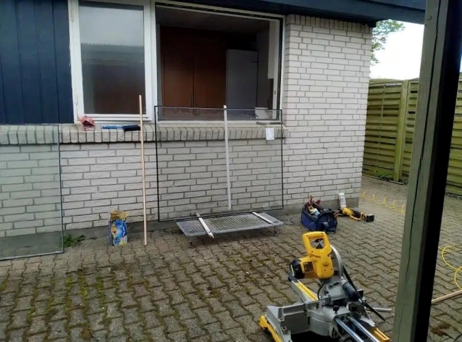 Udskiftning af vinduer og døre i hvidt hus